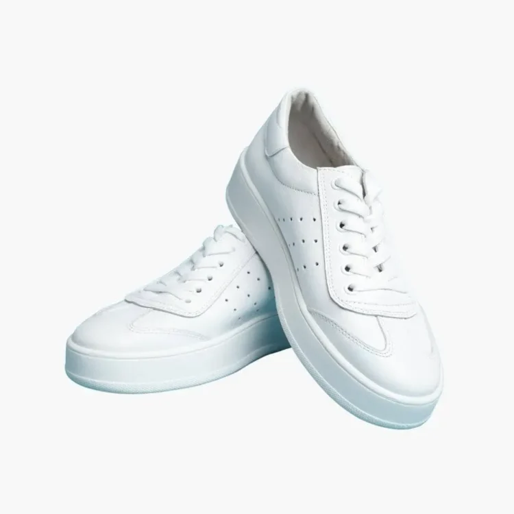 أحذية رياضية بيضاء للرجال